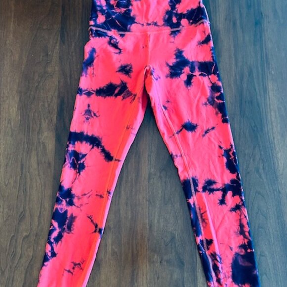 Lululemon Invigorate High-Rise Tight, Tie Dye "Red Carnation/Blk", Size 8 - Picture 10 of 10